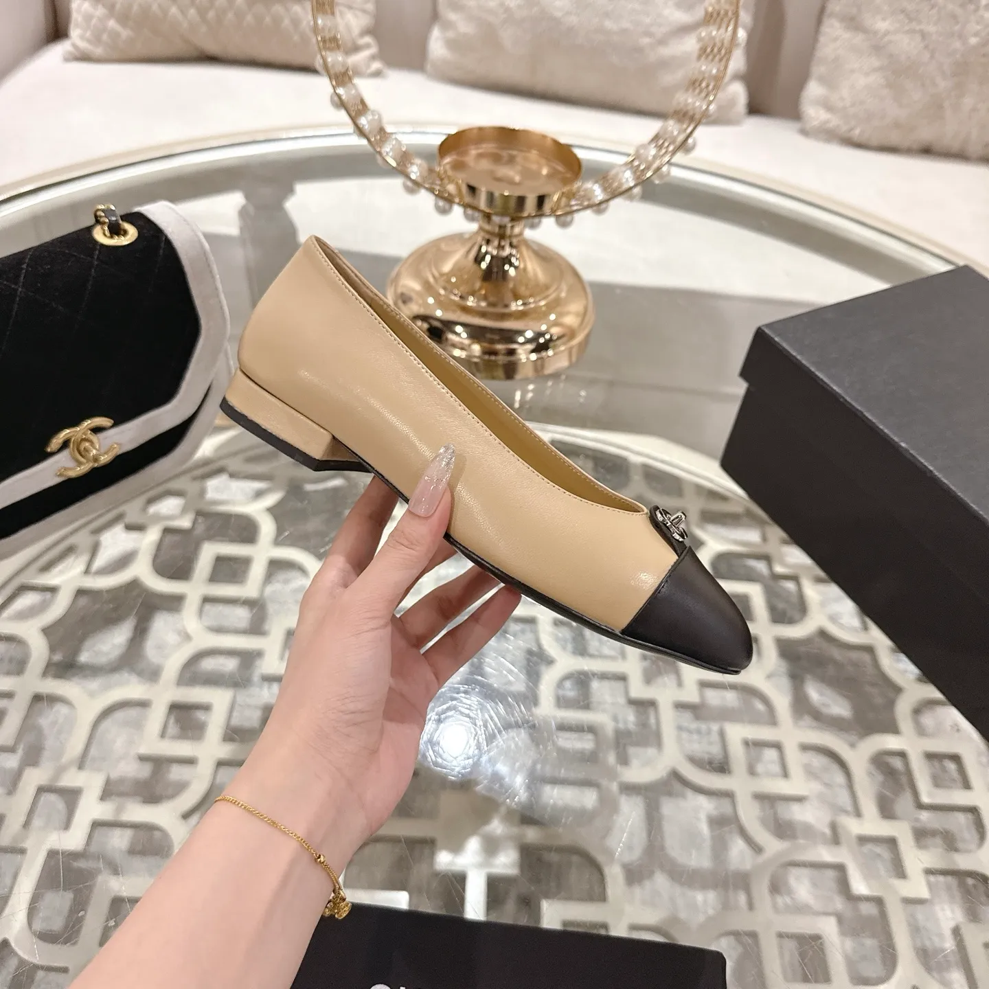 👟👟Ex-factory price 560👟👟Chanel 2025SS Spring and Summer New Double C Button Mary Jane🆕 Xiaoxiang𝐂Jia's beautiful Mary Jane shoes are so sweet that they are so beautiful that they are so beautiful. The round square toe design is cute and cute ~ metal/button logo. The appearance is super online. When you wear it, you will feel like a wealthy daughter. I thought it looks good. Only when I put it on my feet do I know how easy it is to wear ~ Upper: Customized lambskin Lining: Sheepskin Outsole: Genuine leather outsole imported from Italy Size: 35-42 (40.41.42 customization is non-refundable) Packaging: The latest gift box packaging at the counter